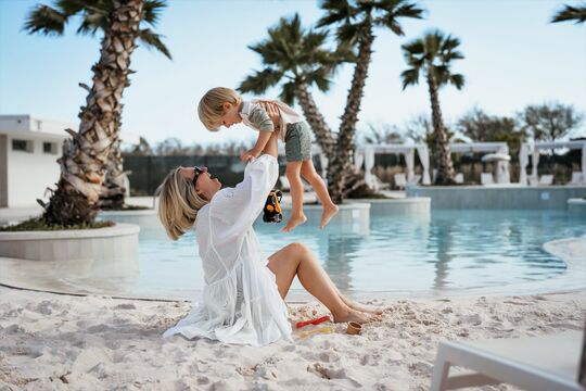 Pareus Beach Resort Mama Kind am Pool