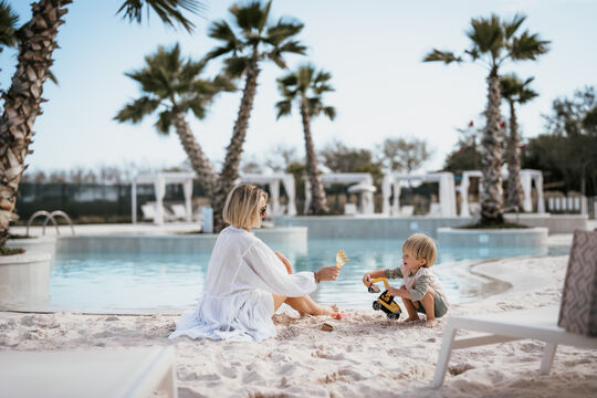 Pareus Beach Resort Familie Sand spielen