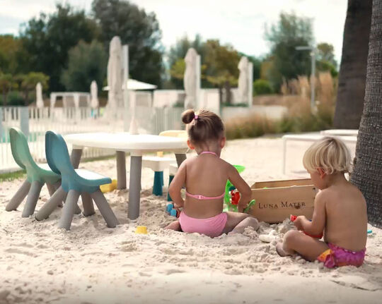 Kinder spielen am Pool web