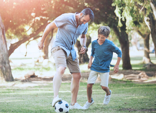 Pareus Beach Resort Vater und Sohn Fussball bearbeitet