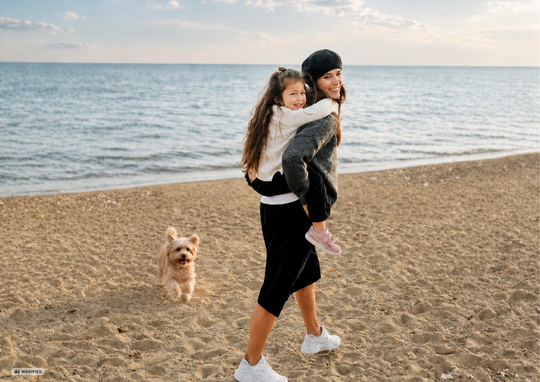 Mutter Kind und Hund am Strand Herbst