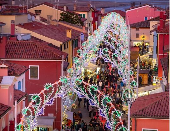 Bild - Einer der schönsten Weihnachtmärkte Italiens