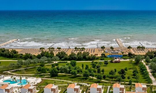 Ausschnitt Luftbild Pareus Beach Resort so nah liegt das Meer