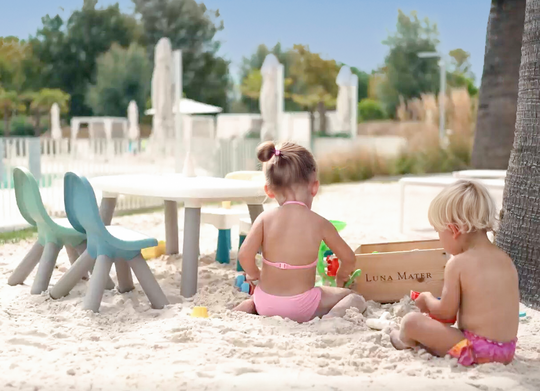 Kinder spielen am Pool web