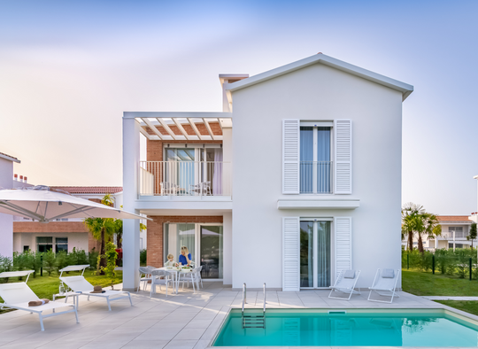 Mutter und Kind genießen die sonnige Terrasse der Villa Mare im Pareus Beach Resort – entspannter Familienurlaub am Meer.