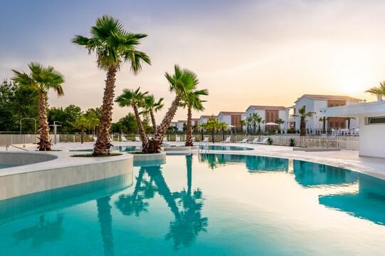 Pareus Beach Resort Pool