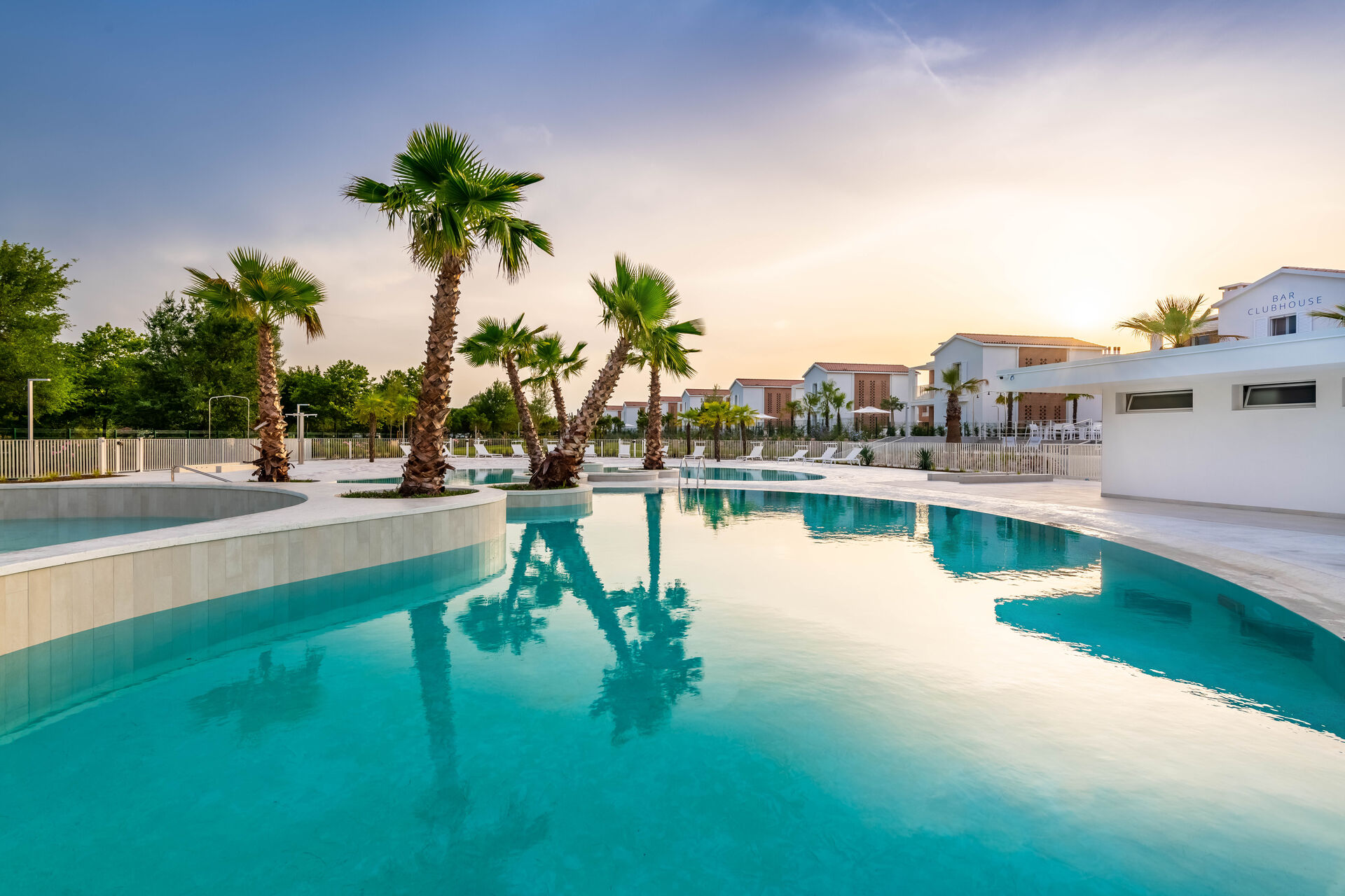 Pareus Beach Resort Poollandschaft