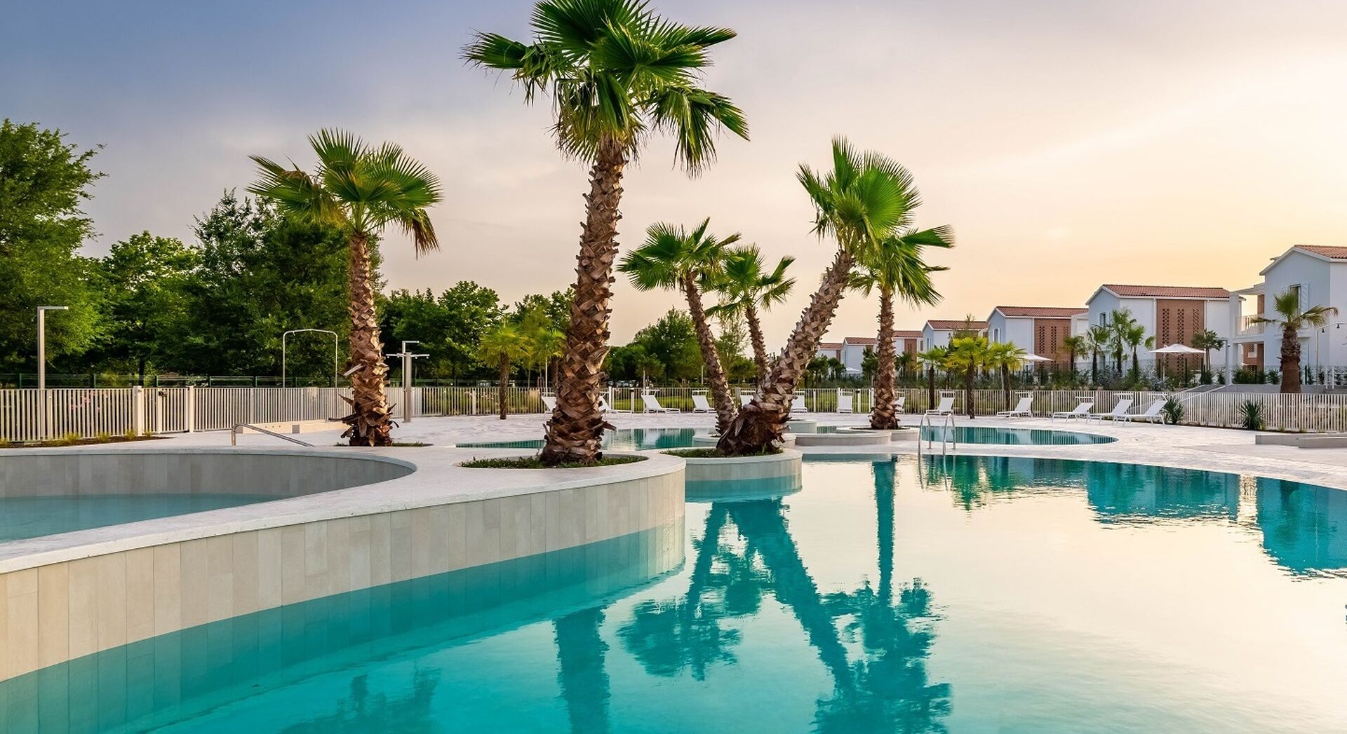 Pareus Beach Resort - Große Poollandschaft mit weißem Sand