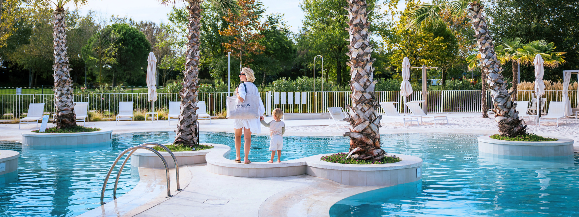 Pareus Poollandschaft mit Mutter und Kind