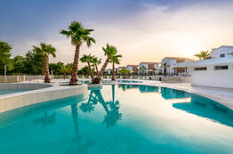 Pareus Beach Resort Poollandschaft high res