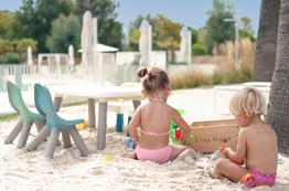 Kinder spielen am Pool web