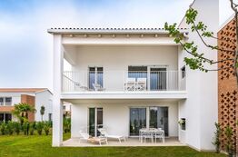 Nutzen Sie die Nebensaison im Pareus Beach Resort mit vollausgestatteten Apartemtents und Villen fuer Ihren Urlaub als Paar oder Familie.