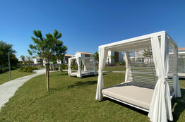 Immagine_Pareus Beach Resort con zona relax nel verde