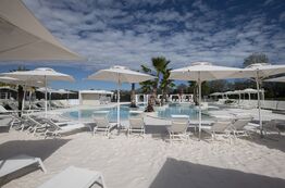 Bild Pareus Beach Resort - Poollandschaft mit weißem Sand und Palmen
