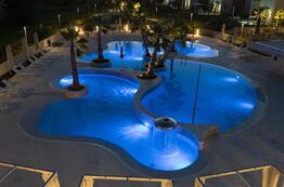 Bild Pareus Beach Resort - Große Poollanschaft mit Farbenspiel