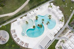 Bild Pareus Beach Resort - Poollandschaft mit weißem Sand und großer Grünfläche