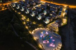 Bild - Pareus Beach Resort bei Nacht - Ferienhausurlaub ab der Adria